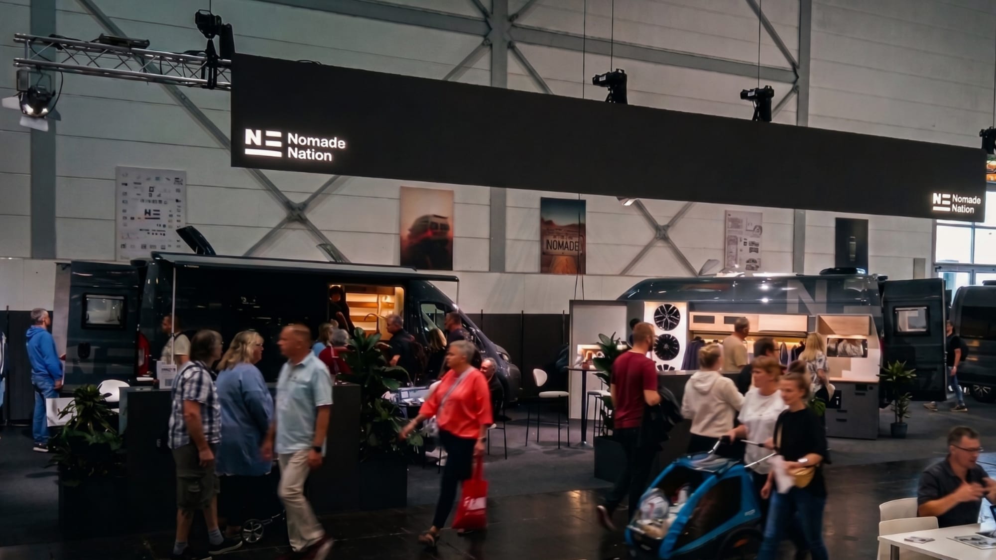 Visiteurs sur le stand de Nomade Nation au Caravan Salon de Düsseldorf