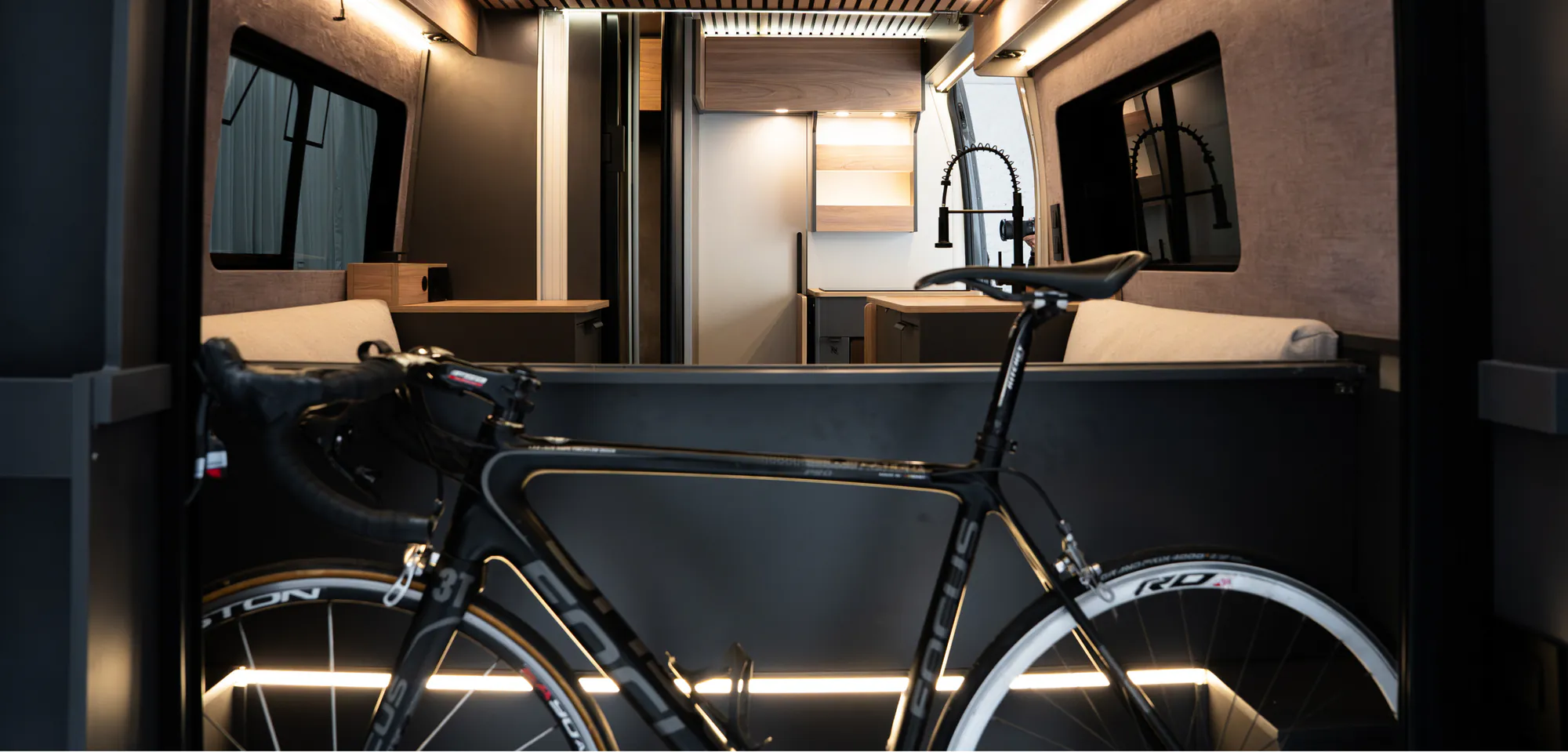 Bagagerummet med flere positioner i Space S, lastet med en cykel